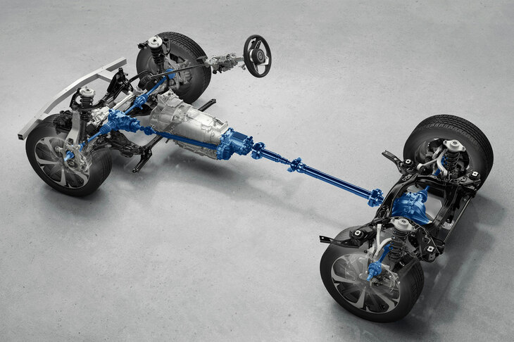 4WD車の駆動システムには、ジェイテクト製の電子制御カップリングを用いたフルタイム4WDを採用。状況に応じて4輪に最適な駆動力を配分するほか、電動パワートレイン搭載車では回生協調ブレーキと連携して前後の回生配分を最適化。エネルギー回収の効率向上に寄与している。