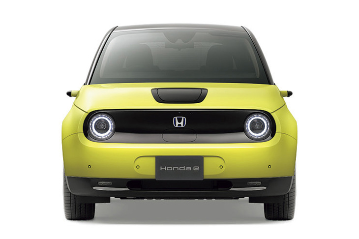 2020年10月30日に発売されたホンダ初の本格電気自動車（BEV）「ホンダe」。都市部での利用を想定したコンパクトなBEVとして登場した。上級グレードの「アドバンス」（写真）の車両本体価格は495万円。