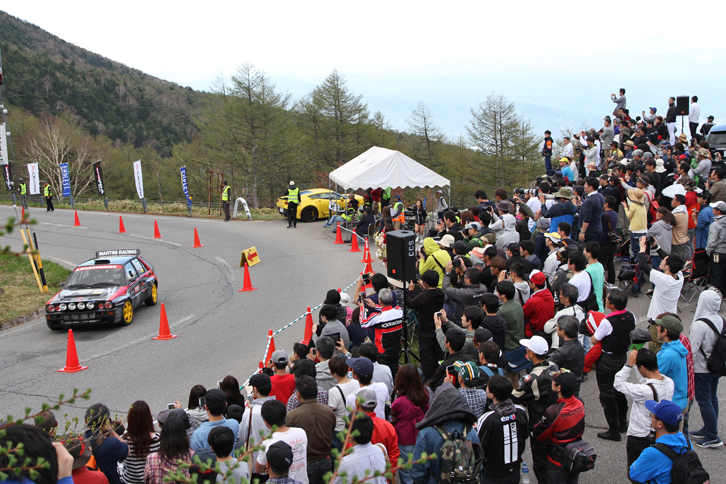 フィニッシュライン越えの観戦ポイントには、ギャラリーが鈴なり。