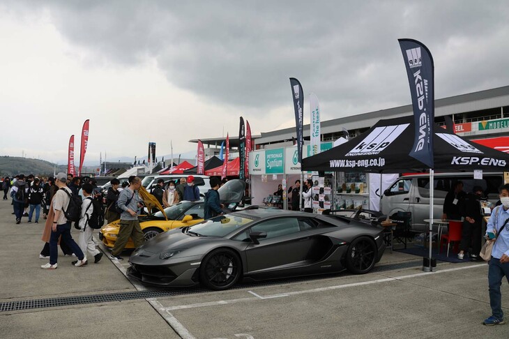 Aパドックにはパーツメーカーや専門ショップもブースを多数出展。各分野の専門家に、愛車について相談できたほか、イベント限定の特価品を販売するブースも多く、買い物を楽しむ来場者の姿も見られた。