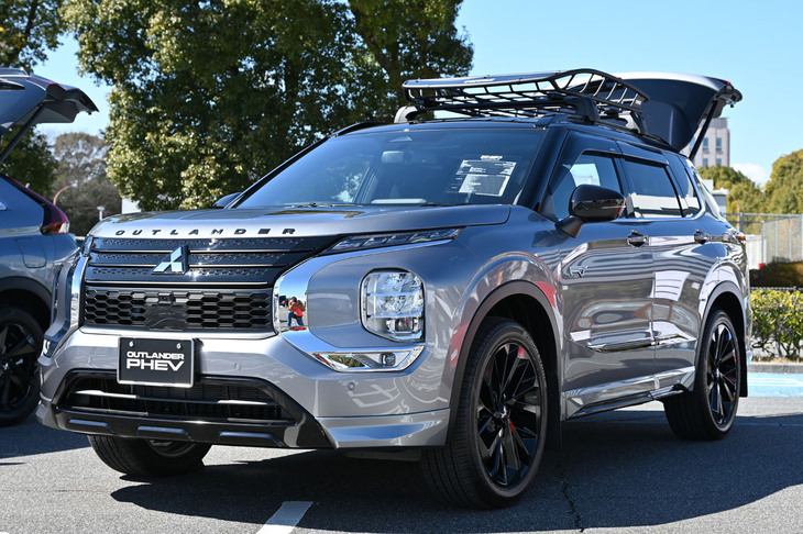 スペシャル車両展示コーナーより。2023年の東京オートサロンに展示された「アウトランダー ブラックエディション プレミアム」。