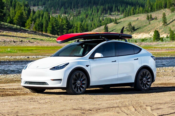 テスラの人気コンパクトSUV「モデルY」。2023年には「トヨタ・カローラ」を抜き、年間の世界販売で1位に輝いた。