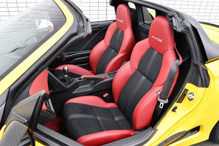 ホルドーレッドとブラックのコントラストが鮮やかな「S660モデューロX」の専用シート。ドライバーの気分もおのずと高まってくる。