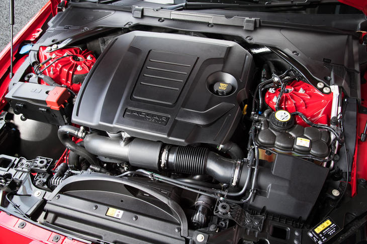 「300スポーツ」に搭載される2リッター直4ガソリンターボエンジン。最高出力300ps/5500rpm、最大トルク400Nm/1500-2000rpmを発生する。