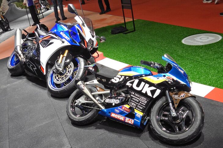 「スズキGSX-R1000R」と「ミニGSX-R」。