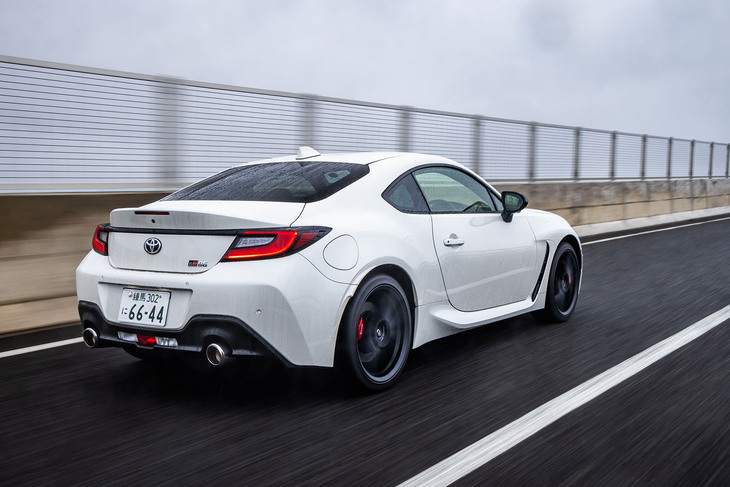 「D型」ではパワーステアリングの特性を変更。限界域におけるステアリングフィールの向上を図ったといい、操舵力は明らかに軽くなった。「スバルBRZ」の「D型」でもパワステは軽くなったが、比較すると「GR86」のほうが明らかに軽いタッチにチューニングされている。