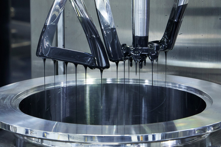 全固体電池の製造では、まずは活物質や固体電解質の原料となる粉体をかき混ぜて、スラリー（泥しょう）をつくる。（本項の写真はすべて神奈川・横須賀の試作生産設備のもの）