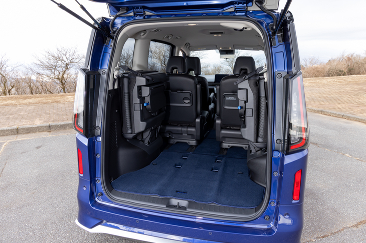 3列目シートは左右にはね上げて格納する。これは2列目シートを一番前にスライドして荷室容量を最大化したところ。