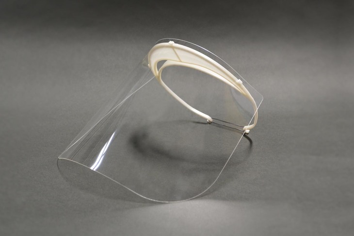 各自動車メーカーやその関連会社は、コロナウイルス感染拡大を抑制すべく、持てる技術や施設を生かしてマスクやフェイスシールドの生産に取り組んだ。写真はトヨタ自動車東日本が自社生産した医療用フェイスシールド。