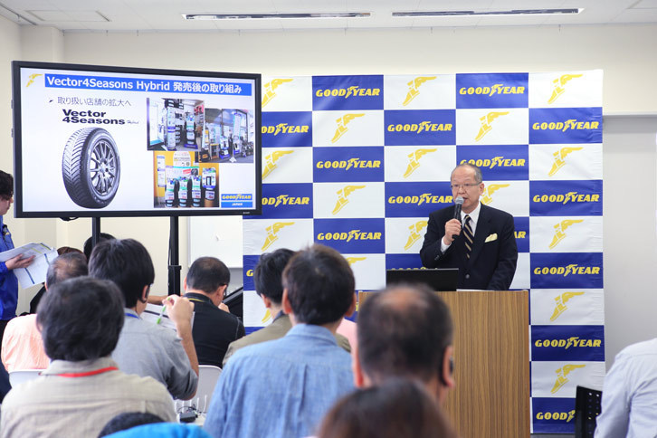 「ベクター4シーズンズ ハイブリッド」の製品説明と、今後の戦略を語る日本グッドイヤーの金原雄次郎代表取締役社長。