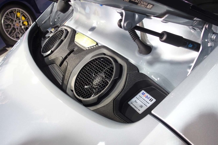 リアに搭載される最高出力450ps、最大トルク530Nmを発生する3リッター水平対向6気筒ターボエンジンは、エンジンフードを開けても見ることはできない。
