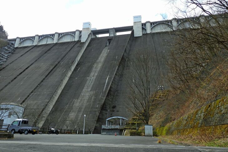 重力式コンクリートダムとしては日本で2番目の堤高を誇る「浦山ダム」。ちなみに、駐車場の手すりの向こうは深い減勢池となっているので、高所恐怖症の人、海洋恐怖症の人は、ゆめゆめのぞき込まないように。
