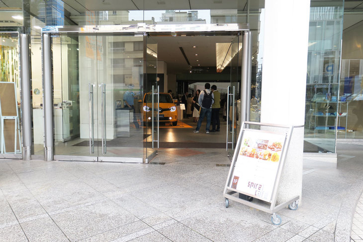 新型「ルノー・トゥインゴ」は、東京・青山の複合文化施設「スパイラル」の1階エントランスに展示される。