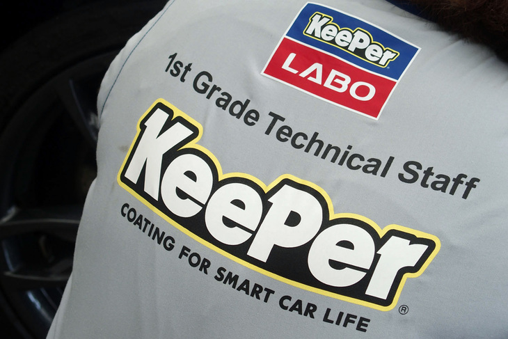 KeePerの研修制度で高い技能が認められた「コーティング技術資格」の保有者だけが各種コーティング作業に従事できる。今回はKeePer LABO世田谷店の副店長・磯崎 陸さん（コーティング技術1級資格所有）に施工を担当していただいた。