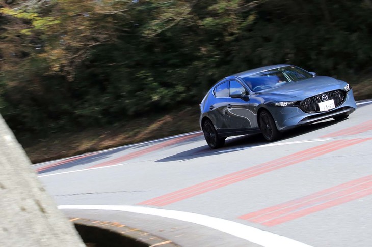 モニターで確認する限りでは、走り始めるとすぐに圧縮着火に入り、かなりの高回転域までキープする印象だった。