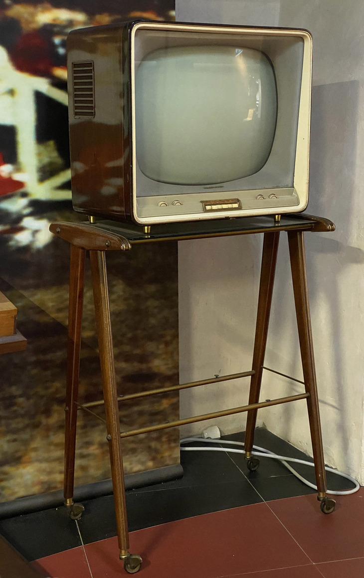 テレフンケン製テレビ（製造年不詳）。ミッレミリア博物館蔵。