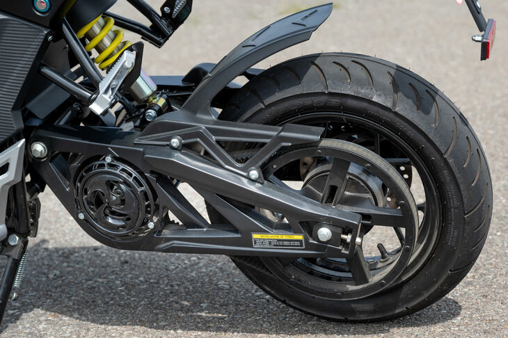 定格出力1.0kWのモーターはボッシュ製。ベルトドライブで後輪を駆動する。