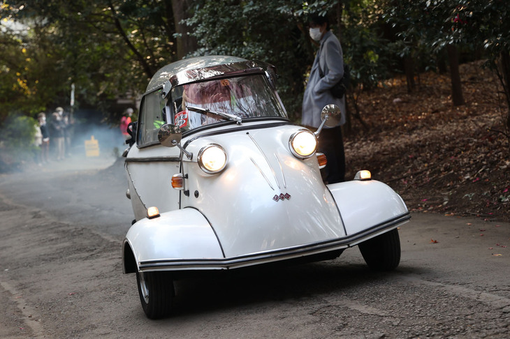 2ストロークエンジン特有の青白い煙を吐き出しながら登っていく1959年「メッサーシュミットKR200」。