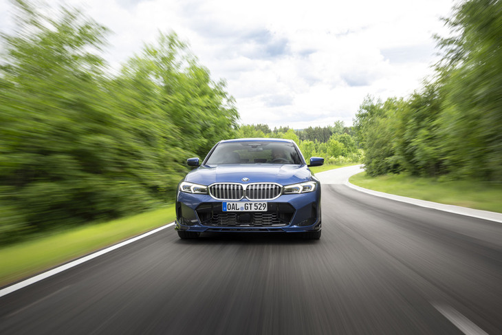 「B3 GTリムジン アルラット」の走行シーン。アルピナ車向けの専用チューニングを施し、ドイツで生産される「ピレリPゼロ」タイヤをOE装着している。