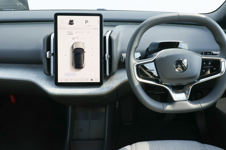 シンプルでありながら温かみと上質さにあふれたインテリアはお気に入りポイントのひとつ。Googleのインフォテインメントシステムも便利だった。