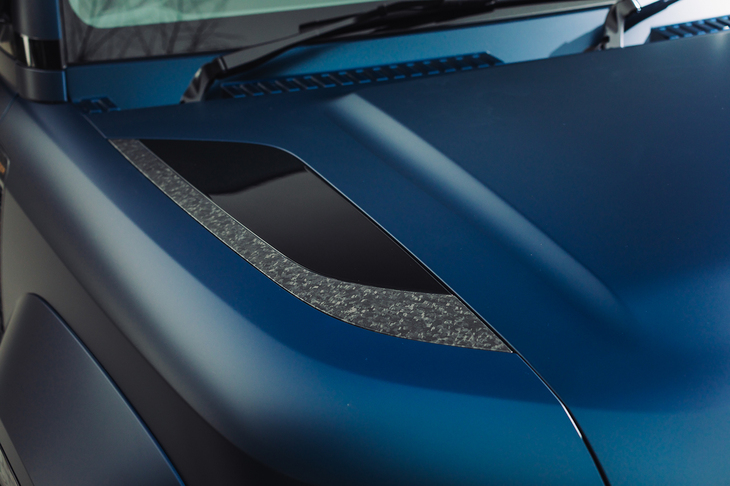 ボンネットの両サイドにあるインサートはフラットデザインに変更。かつては滑り止めのように「＋」模様が刻まれていた。