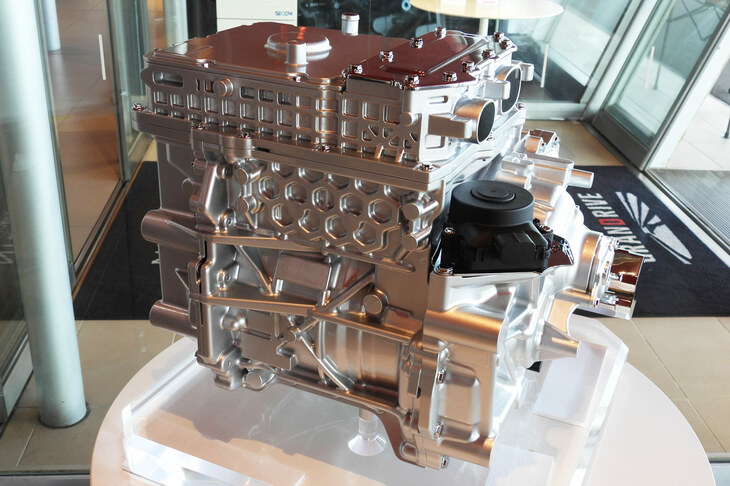 モーターとインバーター、リダクションギアを一体化したドライブユニット。モーターは導線に平角線を用いたセグメントコイル式。ローターは位相がずれるように磁石を配置して、トルク変動を抑えている。