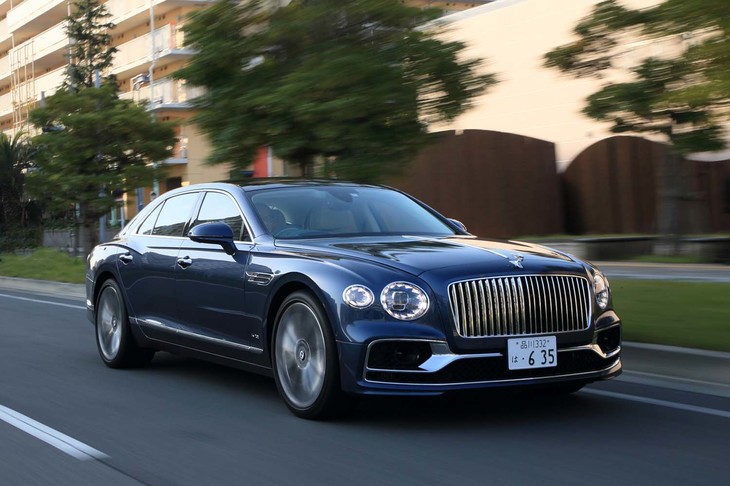 動力性能については、0-100km/h加速のタイムが3.8秒、最高速が333km/hと公表されている。