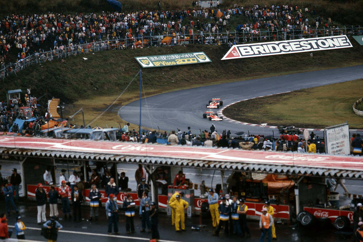 日本では、1976年に富士スピードウェイで初めてF1が行われる。当時、他のイベントで「日本グランプリ」という名が使われていたため、こちらは「F1世界選手権イン・ジャパン」というイベント名で開催された。