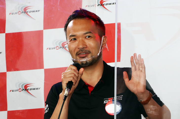 トークショー「いっしょにいいクルマつくろう！」にて、「トヨタGR 86」の魅力を語るTOYOTA GAZOO Racingの藤原氏。