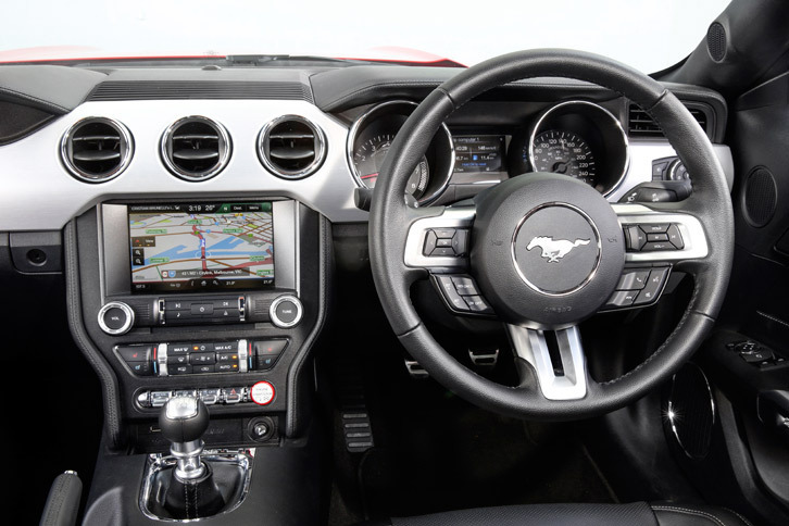 右ハンドル仕様の市場投入は現行モデルのデビュー当初から計画されており、日本にも2016年半ばに導入される予定だった。