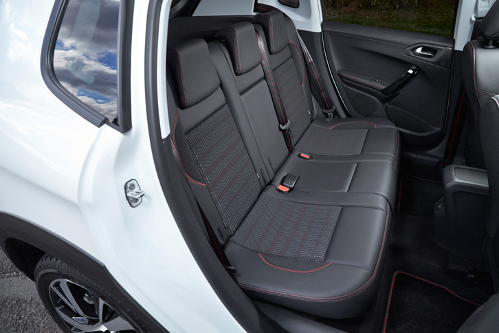 リアシートは6：4の分割可倒式。肩口のレバーでロックを外し、ワンアクションで背もたれを倒すことができる。