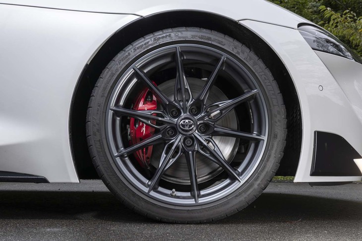 新規採用された「RZ」専用の鍛造19インチアルミホイール。従来品よりも一本あたり1.2kg軽くなっている。