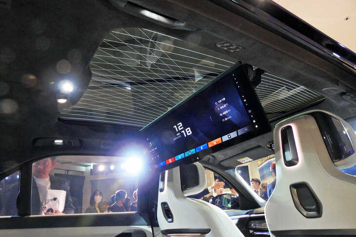 BMW i7 M70 xDrive（BMWシアタースクリーン＆ガラスルーフ）