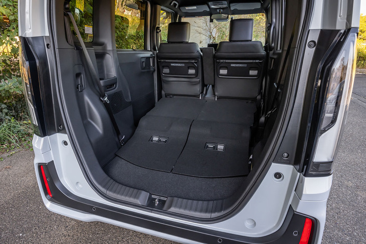 後席は左右個別にスライド／リクライニング／格納が可能。27インチ自転車も問題なく積載できるという。荷室の開口高は1205mm、室内長は1535mm、地面から床面までの高さは470mmとなる。
