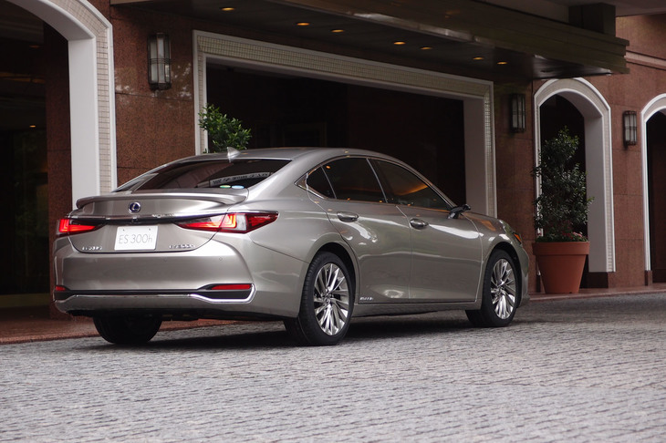 レクサスES300h“バージョンL”