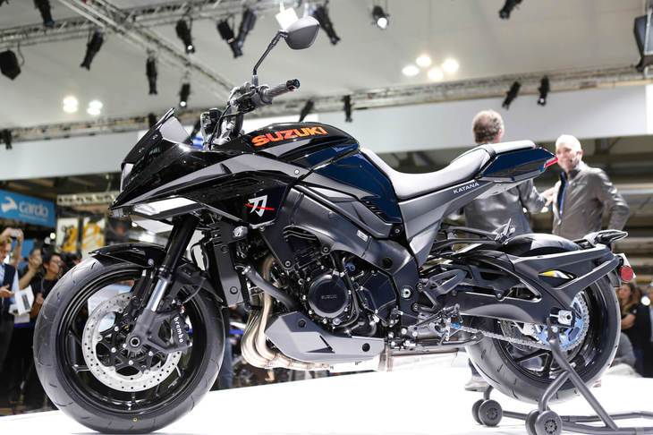 同じく10月のINTERMOTで発表されたスズキの新型車「KATANA（カタナ）」。EICMAではそのブラックバージョンが発表された。新型KATANAはスポーツネイキッドモデル「GSX-S1000」をベースに、1981年にデビューした「GSX1100Sカタナ」のボディーデザインを新たな解釈で再構築した意匠が取り入れられている。