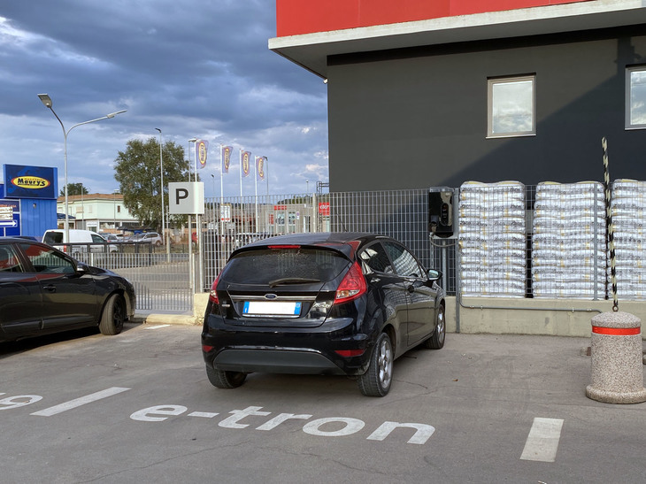 【写真F】同じくドイツ系洋品雑貨店のキックで。「e-tron」の路面表示があるものの、気づく人は少ない。2021年8月に撮影。