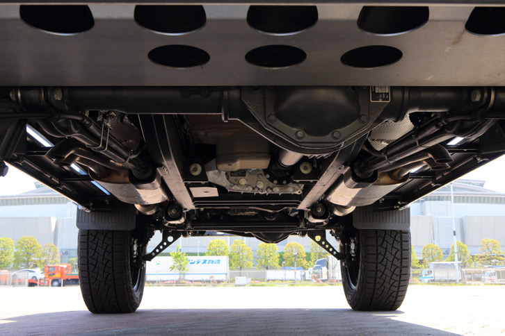 「G550 4×4²」の下回りを後方から見たところ。4WD機構はベースとなった「Gクラス」と同じで、フロント、センター、リアの3カ所にデフロック機構を備えている。