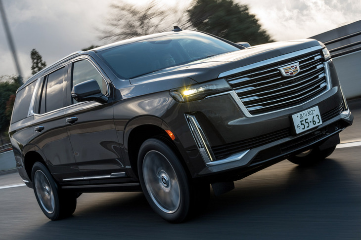 清水「でもさ、今の『エスカレード』ってちょっと上品すぎない？」　
	ほった「と思うじゃないですか。『プラチナム』グレードだと、こんなギラついたフロントグリルが付くんですよ。もはや死角なし」　
	（写真：向後一宏）