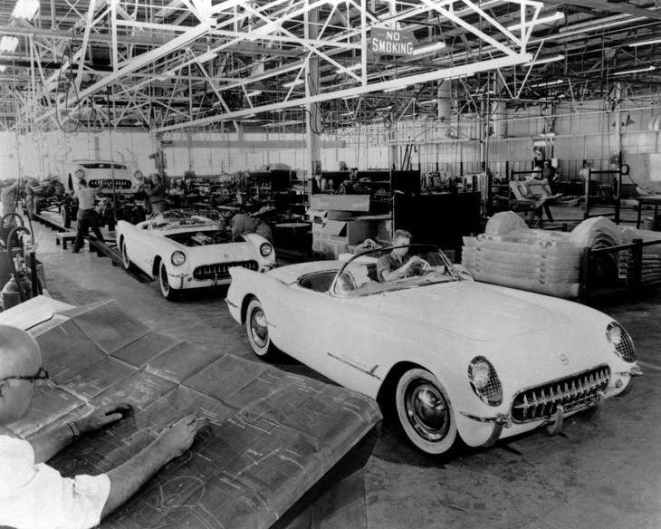 「C1コルベット」の生産ライン風景。右端にFRP製のフロアユニットが積み上げられている。