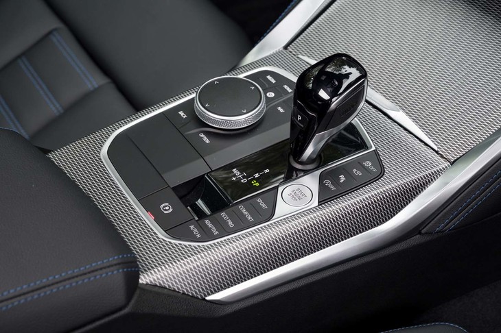 トランスミッションは8段のスポーツAT。センターコンソールには青海波のようなアルミ調装飾が施される。