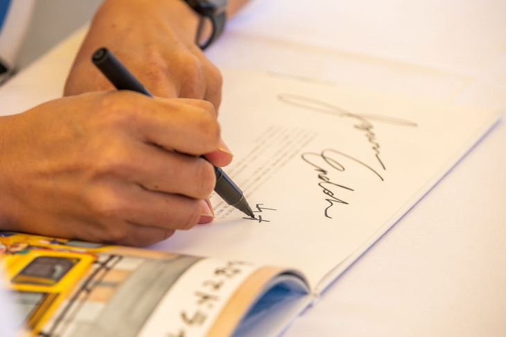 会場では、絵本『みんなでドライブ』の作者である遠藤イヅルさんのサイン会も行われた。