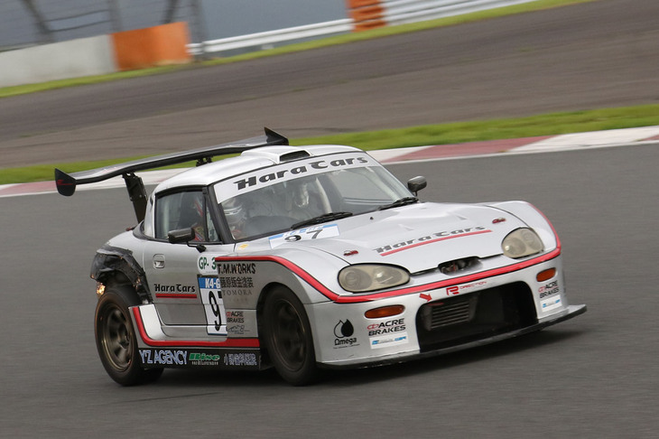 「スズキ・カプチーノ」をブリスターフェンダーなどでモディファイした「Hara Cars EA11R」。中盤でウォールにヒットして右リア周辺を傷めたが、応急処置を施して完走した。