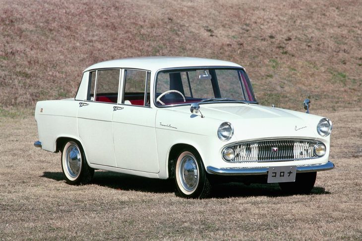 先進的なスタインリングが目を引く2代目「コロナ」。60馬力を発生する1.5リッターエンジンの設定や、2段AT、自動クラッチの採用など、技術的にも意欲的なモデルである。