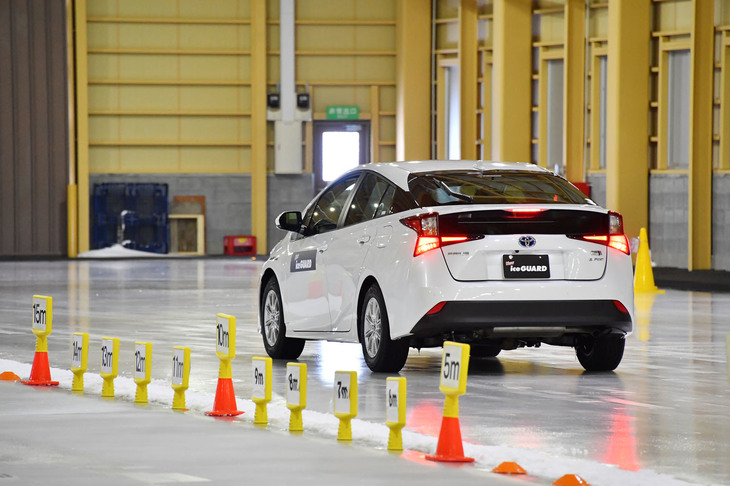 TTCHにおける、「アイスガード7」が装着された「トヨタ・プリウス」による氷上試走の様子。従来型の「アイスガード6」よりも氷上制動性能で14％、同発進性能で15％、同旋回性能で7％アップしている。