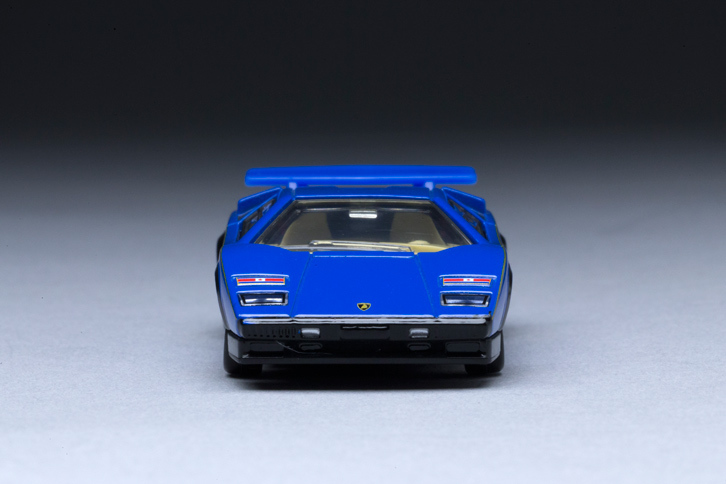 偏平なフロントフードやリトラクタブルヘッドランプなどが目を引くフロントまわり。（写真＝郡大二郎）