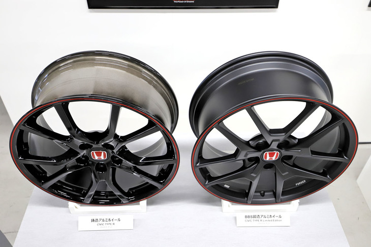 左が「タイプR」の鋳造アルミホイール、右が「タイプR リミテッドエディション」のBBS鍛造アルミホイール。後者のほうが1本あたり2.5kg軽量に仕上がっている。
