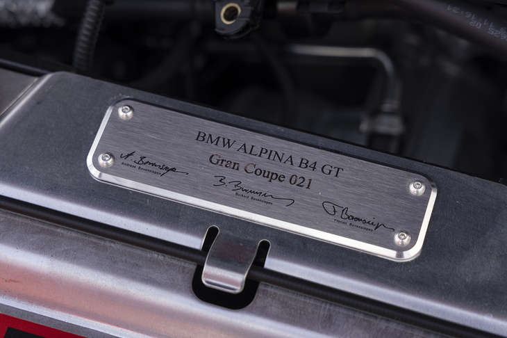 ファイナルモデルゆえにエンジンルームにもプレートが備わっている。こちらはボーフェンジーペン家の3氏のサイン入り。