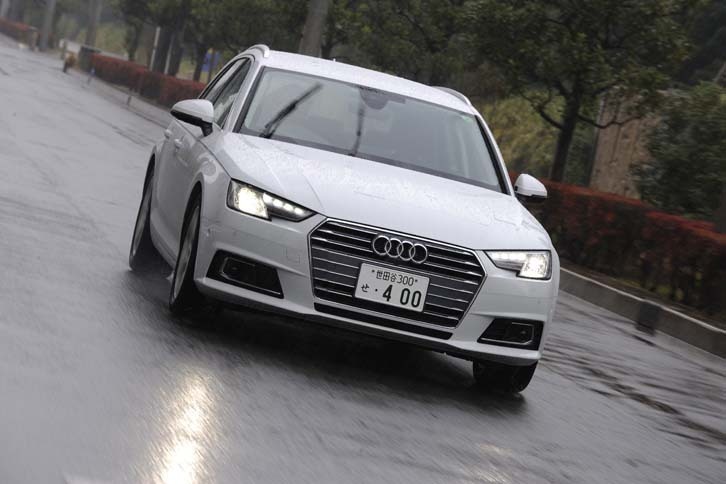 試乗車のボディーカラーは有償色のグレイシアホワイトメタリック（8万5000円）。