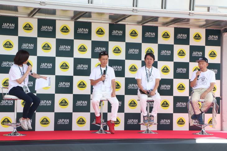ステージで行われたトークショーには、モータージャーナリストの桂 伸一さん（左）と藤原よしおさん（中央）、ロータスカップ・ジャパンに参戦中の、自動車雑誌『Tipo』の佐藤考洋編集長（右）が参加。新型EVハイパーカー「エヴァイヤ」の話題を中心に、ディープなロータストークが繰り広げられた。